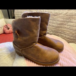 Skechers leather fur lined short calf boots.